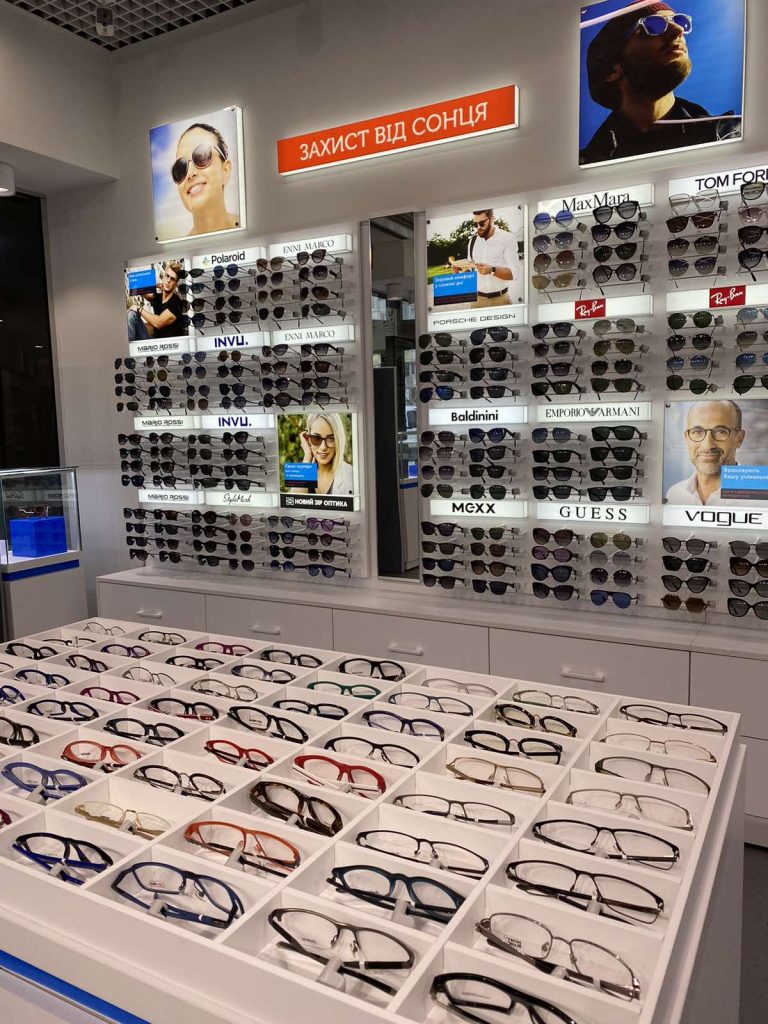 Устаткування для магазину окулярів